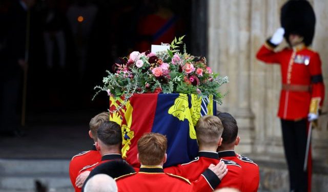 The coffin of Britain's Queen Elizabeth is carried into the Westminster Abbey on the day of her state funeral and burial, in London, Britain, September 19, 2022. REUTERS/Hannah McKay/Pool