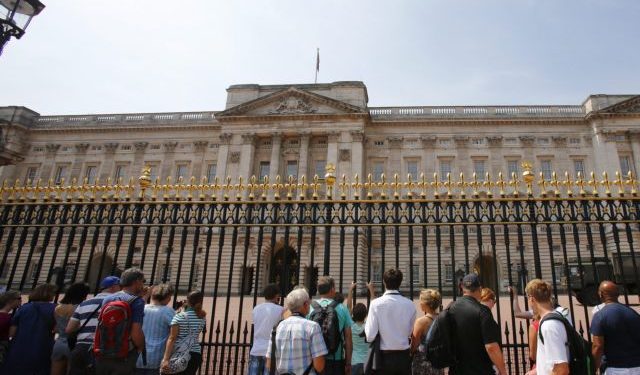 epa03855486 (FILE) A file picture dated 22 July 2013 shows people gathering outside Buckingham Palace in London, Britain. According to media reports on 07 September 2013, a man has been arrested on suspicion of burglary, trespass and criminal damage after he managed to get into an area of the Palace that is inaccessible to the public, scaling a fence in order to do so. The incident reportedly happened late on the evening of 02 September. Another man was arrested outside Buckingham Palace.  EPA/TAL COHEN *** Local Caption *** 50927188