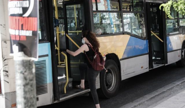 Στιγμιότυπο από στάση λεωφορείου στο κέντρο της Αθήνας, την Τετάρτη 26 Μαΐου 2021.  Στάση εργασίας στο Μετρό (γραμμές 2 και 3) από την έναρξη της κυκλοφορίας έως τις 10 το πρωί είχε εξαγγείλει το Σωματείο Εργαζομένων Λειτουργίας Μετρό Αθηνών (ΣΕΛΜΑ). Το Σωματείο σε ανακοίνωσή του κάνει λόγο για προειδοποιητική στάση εργασίας, κατηγορώντας την διοίκηση της ΣΤΑΣΥ για "κακοδιοίκηση" και διαμαρτύρεται για έλλειψη ανταλλακτικών, για μη υπογραφή νέας Συλλογικής Σύμβασης Εργασίας και για μη αναγνώριση της εργασιακής εμπειρίας για τους νεοπροσληφθέντες στην ΣΤΑΣΥ.
(EUROKINISSI/ΓΙΑΝΝΗΣ ΠΑΝΑΓΟΠΟΥΛΟΣ)