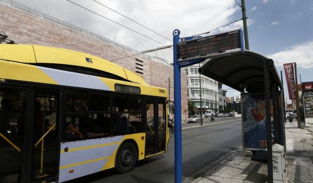 Οθόνη ηλεκτρονικής πληροφόρησης επιβατών σε στάση λεωφορείου, στην Αθήνα, Δευτέρα 26 Σεπτεμβρίου 2016. Στους χώρους της ΟΣΥ, στην Πέτρου Ράλλη, χτυπάει η καρδιά της τηλεματικής, του έργου χάρη στο οποίο από την περασμένη Άνοιξη οι επιβάτες στην Αττική μπορούν να ενημερώνονται για την ακριβή ώρα άφιξης λεωφορείων και τρόλεϊ, έχοντας επιτέλους απάντηση σ’ ένα ερώτημα που μέχρι πριν λίγο καιρό «ταλαιπωρούσε» τις στάσεις στο λεκανοπέδιο: «Πότε θα έρθει το λεωφορείο»; Τετάρτη 28 Σεπτεμβρίου 2016. ΑΠΕ-ΜΠΕ/ΑΠΕ-ΜΠΕ/ΓΙΑΝΝΗΣ ΚΟΛΕΣΙΔΗΣ