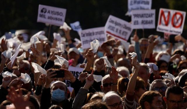 Health workers and Madrid residents hold white handkerchiefs as they march against the public health care project of the Madrid regional government, which they say is destroying primary care, in Madrid, Spain, November 13, 2022. REUTERS/Susana Vera