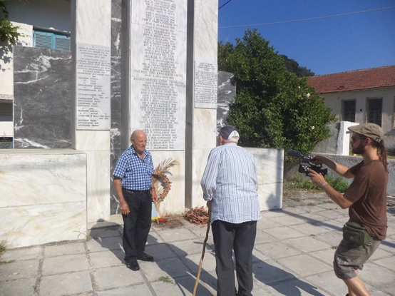 Οι δυο επιζήσαντες των ναζιστικών στρατοπέδων Σταύρος Παπουτσάκης και Κώστας Βουράκης στο μνημείο των Μεσκλών Κυδωνίας