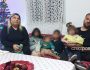 Ο μικρός Άγγελος (με το μπλε σκούρο μπλουζάκι) ανάμεσα στην οικογένεια του