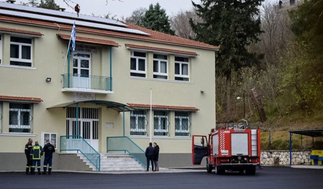 'Εκρηξη σε καυστήρα, στο λεβητοστάσιο του 9ου Δημοτικού Σχολείου Σερρών.
Απ' την έκρηξη τραυματίστηκε θανάσιμα ένας μαθητής ΣΤ' τάξης, τον οποίο χτύπησε μια πόρτα που εκτοξεύτηκε μετά την έκρηξη. Ο άτυχος μαθητής μεταφέρθηκε στο Γενικό Νοσοκομείο Σερρών χωρίς τις αισθήσεις του, όπου διαπιστώθηκε ο θάνατός του.
Άλλα δυο παιδιά μεταφέρθηκαν στο νοσοκομείο ελαφρά τραυματισμένα. Δευτέρα 5 Δεκεμβρίου 2022 (EUROKINISSI)