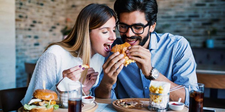 Couple,Of,Students,Is,Having,Breakfast,In,The,Cafe.,Love,