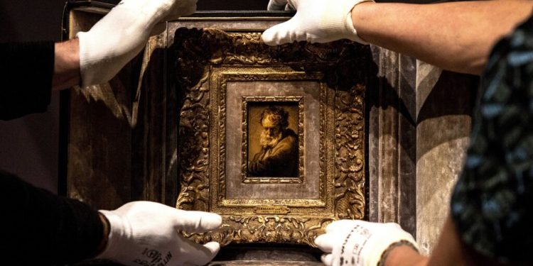 Unpacking artwork by Rembrandt in Amsterdam