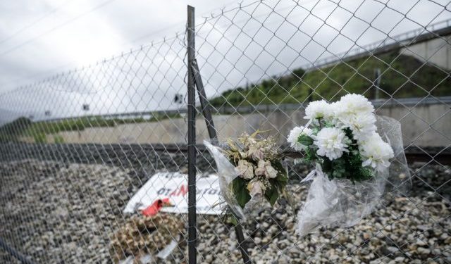 The accident site in Tempe valley, Larissa, April 3, 2023. IC55 is the first passenger train to pass the site since the April 31 rail accident that killed 57 people. / Το σημείο του δυστυχήματος στα Τέμπη, Λάρισα, 3 Απριλίου 2023. Η IC55 είναι η πρώτη που επιβατική αμαξοστοιχία που περνάει από το σημείο έπειτα από το σιδηροδρομικό δυστύχημα στις 31 Απριλίου που στοίχισε τη ζωή σε 57 ανθρώπους.