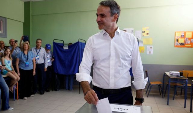 Former Greek Prime Minister and New Democracy conservative party leader Kyriakos Mitsotakis casts his ballot at a polling station, during the general election, in Athens, Greece, June 25, 2023. REUTERS/Louiza Vradi