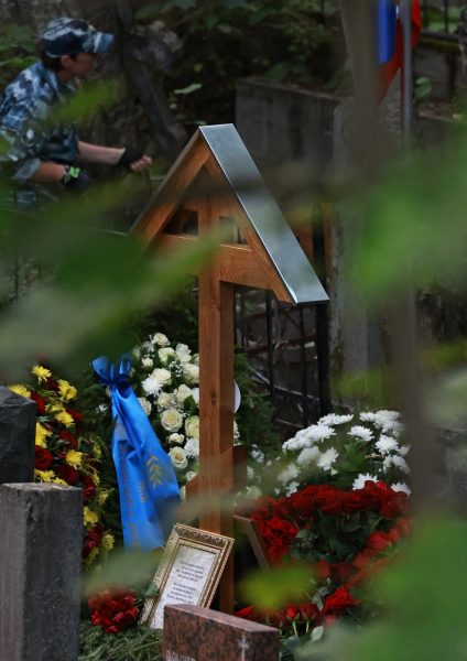 2023-08-29t155031z_1300530285_rc2rx2a8ptfd_rtrmadp_5_ukraine-crisis-prigozhin-cemetery-424x600