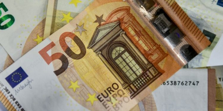 Λογαριασμοί ΔΕΚΟ,ΔΕΗ και ΕΥΔΑΠ και χαρτονομίσματα ευρώ, Πέμπτη 4 Νοεμβρίου 2021  (ΤΑΤΙΑΝΑ ΜΠΟΛΑΡΗ/EUROKINISSI)