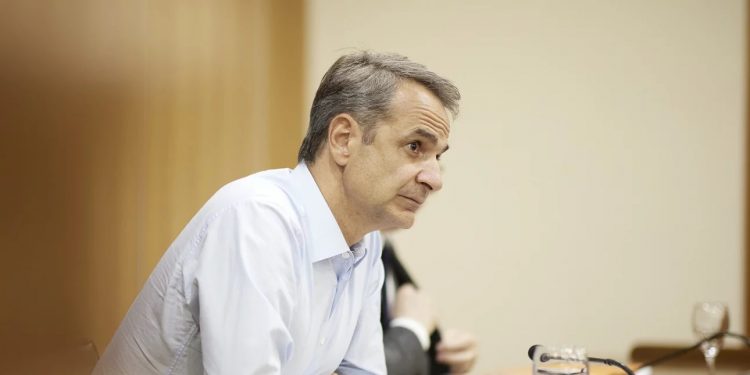 mitsotakis-kathistos-aspro-poukamiso
