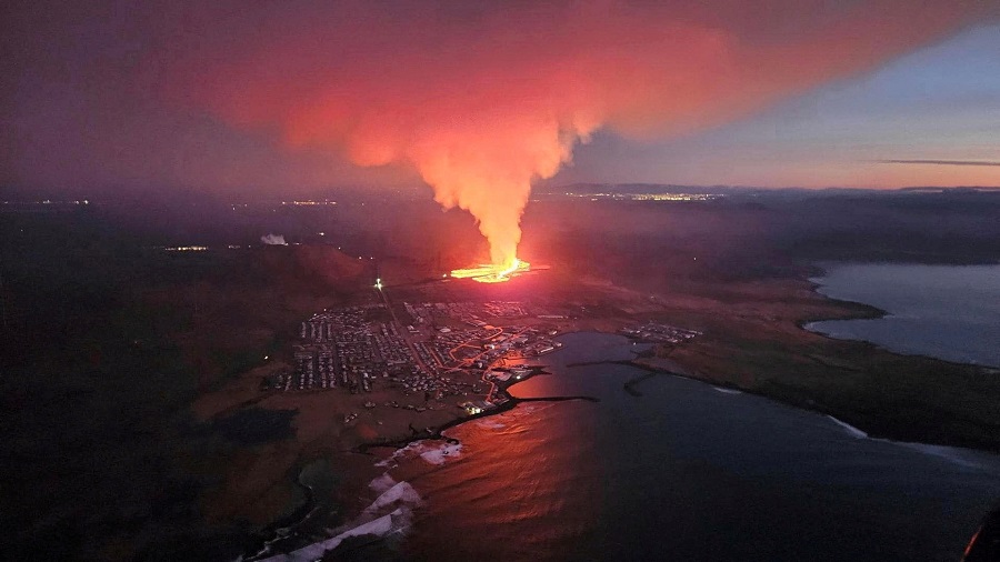 A volcano spews lava and smoke as it erupts in Reykjanes Peninsula, Iceland, January 14, 2024. Iceland Civil Protection/Handout via REUTERS    THIS IMAGE HAS BEEN SUPPLIED BY A THIRD PARTY. MANDATORY CREDIT. NO RESALES. NO ARCHIVES. TPX IMAGES OF THE DAY