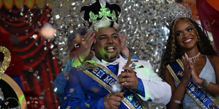 King Momo Caio Cesar Dutra receives the key of the city during the official Carnival opening ceremony in Rio de Janeiro, Brazil on February 9, 2024. (Photo by MAURO PIMENTEL / AFP)
