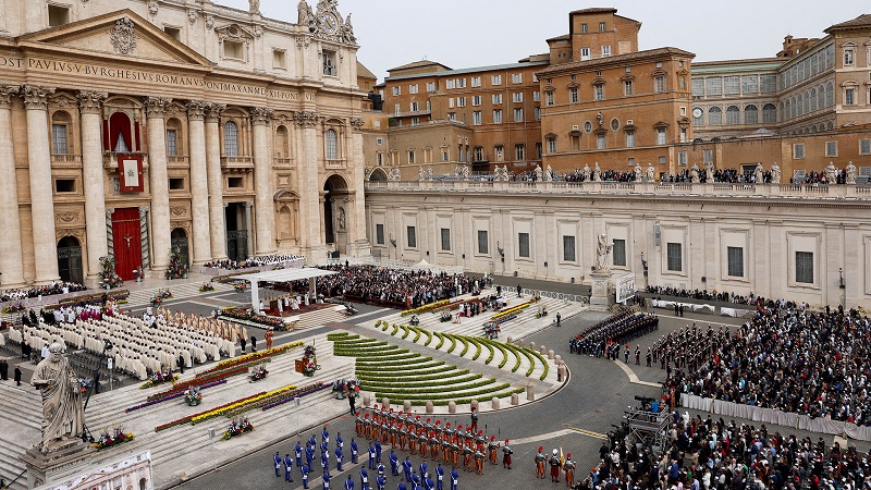 A general view of St. Peter's Square during the Easter Mass attended by Pope Francis, at the Vatican, March 31, 2024. REUTERS/Remo Casilli     TPX IMAGES OF THE DAY
