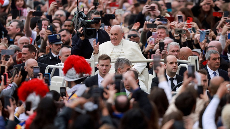 Pope Francis waves on the day of the Easter Mass, at St. Peter's Square at the Vatican, March 31, 2024. REUTERS/Yara Nardi