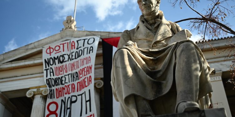Κατάληψη της Πρυτανείας του ΕΚΠΑ, στα Προπύλαια, από φοιτητικούς συλλόγους της Αθήνας, Πέμπτη 7 Μαρτίου 2024. Η κατάληψη πραγματοποιήθηκε μετά από απόφαση του Συντονιστικού τους κι ενόψει της πανελλαδικής κινητοποίησής τους την Παρασκευή, ημέρα ψήφισης στη Βουλή για το νομοσχέδιο με το οποίο ιδρύονται και στη χώρα μας ιδιωτικά πανεπιστήμια. 
(ΚΩΣΤΑΣ ΤΖΟΥΜΑΣ/EUROKINISSI)