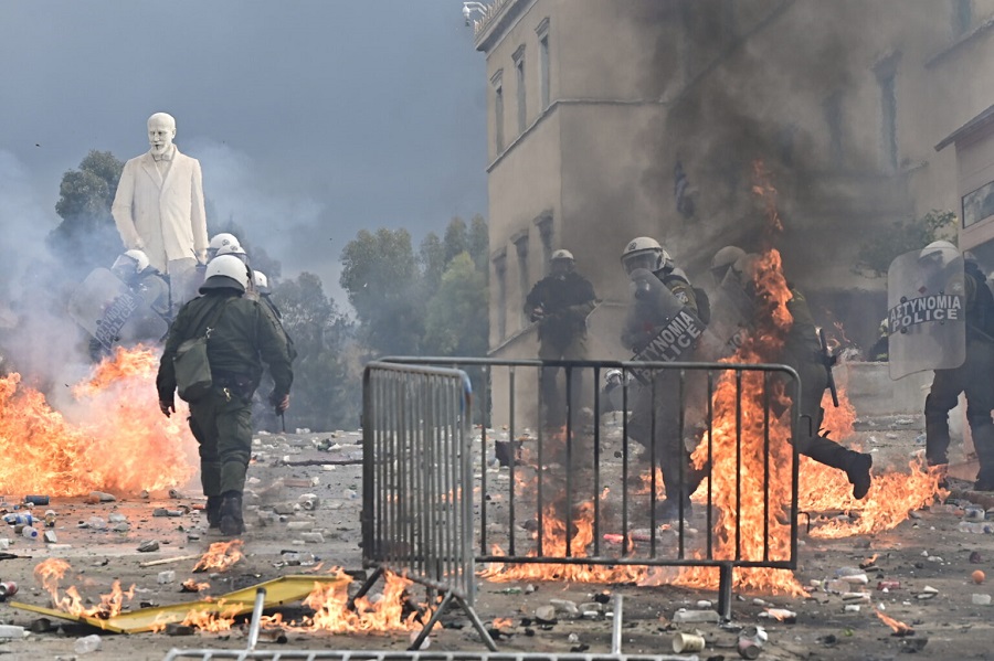[376092] ΑΠΕΡΓΙΑΚΗ ΣΥΓΚΕΝΤΡΩΣΗ ΣΤΗΝ ΑΘΗΝΑ ΓΙΑ ΤΗΝ ΣΥΜΠΛΗΡΩΣΗ ΔΥΟ ΧΡΟΝΩΝ ΑΠΟ ΤΟ ΣΙΔΗΡΟΔΡΟΜΙΚΟ ΔΥΣΤΥΧΗΜΑ ΤΩΝ ΤΕΜΠΩΝ    (ΜΙΧΑΛΗΣ ΚΑΡΑΓΙΑΝΝΗΣ/EUROKINISSI)