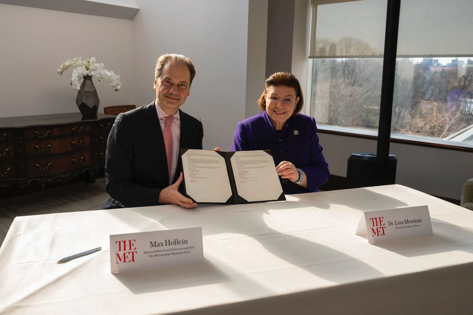 i-ypourgos-politismou-lina-mendoni-me-ton-diefthynti-tou-met-max-hollein