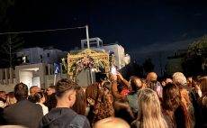 Από την περιφορά Επιταφίου της Παναγίας της Βουρλιώτισσας