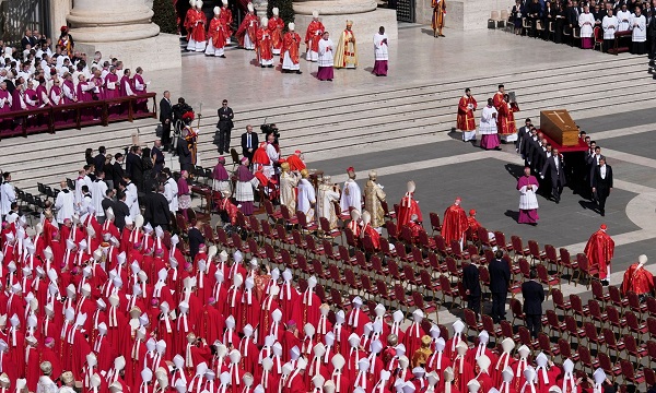 f335a7c0-vatican-pope-feretro1
