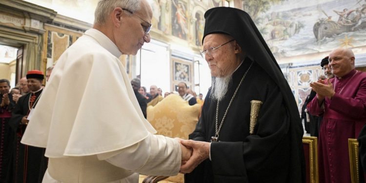 This photo taken and handout on May 19, 2025 by The Vatican Media shows Pope Leo XIV greeting Bartholomew I, Ecumenical Patriarch of Constantinople, during an meeting with a ecumenical and inter-religious delegation in The Vatican. (Photo by Handout / VATICAN MEDIA / AFP) / RESTRICTED TO EDITORIAL USE - MANDATORY CREDIT "AFP PHOTO / VATICAN MEDIA" - NO MARKETING - NO ADVERTISING CAMPAIGNS - DISTRIBUTED AS A SERVICE TO CLIENTS
