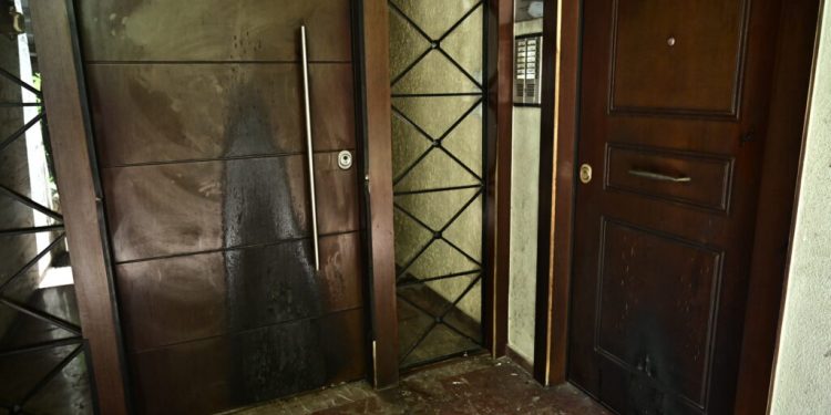 Αυτοσχέδιο εμπρηστικό μηχανισμό, αποτελούμενο από ένα γκαζάκι και κροτίδες, τοποθέτησαν άγνωστοι έξω από την πολυκατοικία που διαμένει ο πρώην πρόεδρος του ΕΟΔΑΣΑΑΜ, Χρήστος Παπαδημητρίου, στην οδό Τσιμισκή στον Λυκαβηττό, τα ξημερώματα της Κυριακής 18 Μαΐου 2025. Από την έκρηξη του μηχανισμού προκλήθηκαν μικρές υλικές ζημιές στην είσοδο της πολυκατοικίας.
(ΚΩΣΤΑΣ ΤΖΟΥΜΑΣ/EUROKINISSI)